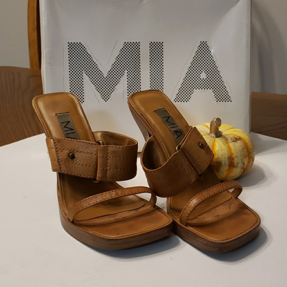 Mia Phyllis Camel leather square heel sandals